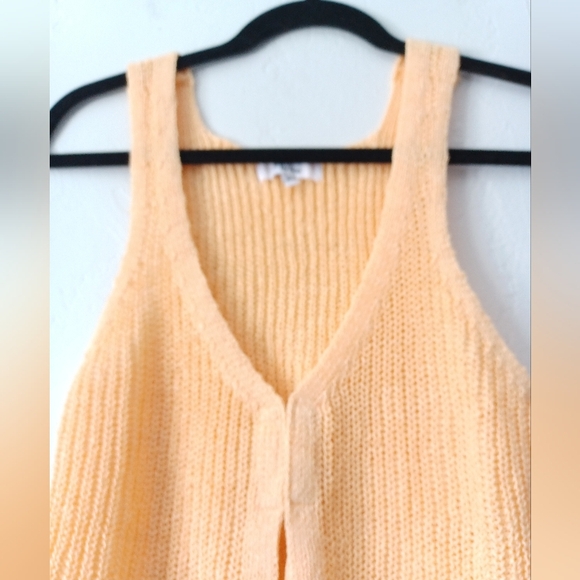 Edit By Nine Peach Knit Sleeveless Top/Vest - Picture 3 of 9